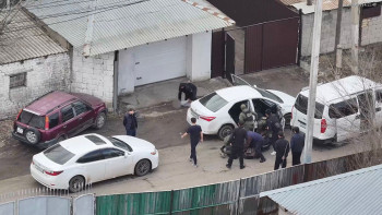 Фотография к новости: Сағатына 100 мың хабарлама таратқан: Beeline мен Halyk атынан SMS тұзағын құрған алаяқтар ұсталды