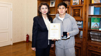 Фотография к новости: Балаева Дастан Сәтпаевқа "Дарын" сыйлығын табыстады