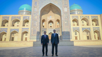 Фотография к новости: Қазақстан мен Өзбекстан президенттері Бұхараның тарихи орындарын аралап көрді