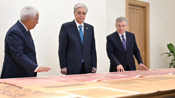 Фотография к новости: Шавкат Мирзиёев Қасым-Жомарт Тоқаевқа бірқатар тарихи құжатты тапсырды