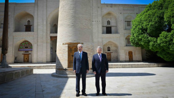 Фотография к новости: Қасым-Жомарт Тоқаев Бахауддин Нақышбанди мемориалдық кешеніне зиярат етті