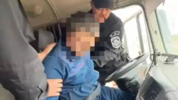 Фотография к новости: Атырауда полицейлер жол үстінде есінен танып қалған жүк көлігінің жүргізушісіне көмектесті