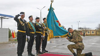 Фотография к новости: Ақтауда 600-ден астам теңіз жаяу әскері Жауынгерлік тумен қоштасты