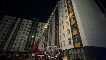 Фотография к новости: Астанада көпқабатты үйдің электр қалқаны өртенді: 3 адам құтқарылды