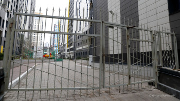 Фотография к новости: Астанадағы үш бала қаза тапқан өрт: Қақпаның алдына көлігін қойған жүргізуші жазаланды