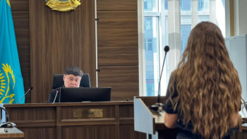 Фотография к новости: Блогер Жанабыловтың әйелі сотта жауап беріп жатыр