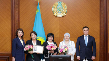 Фотография к новости: Шымкентте музыка пәні мұғалімдеріне Президент атынан мемлекеттік наградалар табысталды