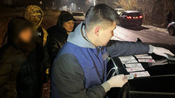 Фотография к новости: 200 мыңнан басталған бопсалау 400 мыңға жетті: Күдікті ақша алып жатқан сәтте ұсталды