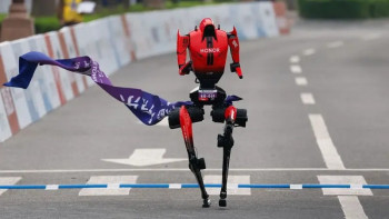 Фотография к новости: Қытайда робот жартылай марафонда адам рекордын жаңартты