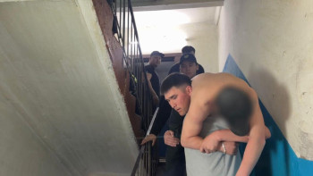 Фотография к новости: Өскеменде ер адам тұрғын үйдің шатырынан секіріп кете жаздады