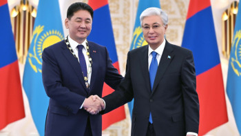 Фотография к новости: Тоқаев Моңғолия Президентін марапаттады