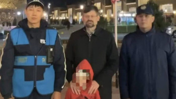 Фотография к новости: АҚШ-тан келген турист Қожа Ахмет Ясауи кесенесінің жанында баласын жоғалтты