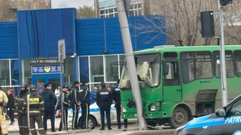 Фотография к новости: Қарағанды облысында жолаушылар автобусы бағанға соғылды: Зардап шеккендер бар