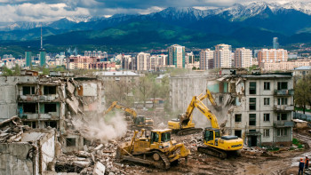 Фотография к новости: "Қала – тірі организм": Алматы ескі үйлерді сүріп, тарихи келбетін бұзып алмай ма?