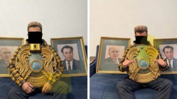 Фотография к новости: Қоқыстан елтаңба тауып, үйіне ілген ер адам жауапқа тартылды: Себебі неде?