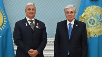Фотография к новости: Тоқаев FCI президентін кинологияға қосқан үлесі үшін марапаттады