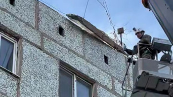 Фотография к новости: Сәтбаевта тұрғын үй шатырындағы қауіпті конструкция жойылды
