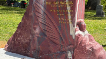 Фотография к новости: АҚШ-та Мұхтар Мағауиннің басына құлпытас орнатылды