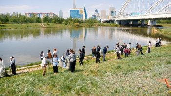 Фотография к новости: Астанада жүздеген жас Есіл жағасын тазартуға шықты