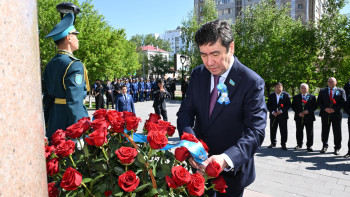 Фотография к новости: Мәжіліс төрағасы Талғат Бигелдиновтің ескерткішіне гүл шоғын қойды