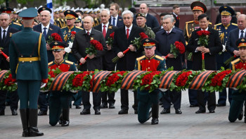 Фотография к новости: Тоқаев Мәскеуде Белгісіз жауынгер бейітіне гүл шоғын қойды