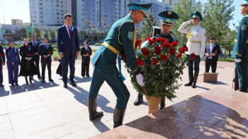 Фотография к новости: Ерлан Қарин Бауыржан Момышұлының ескерткішіне гүл шоқтарын қойды