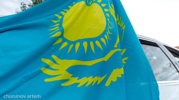 Фотография к новости: Желідегі шу: Талдықорғандағы жыртылып қалған мемлекеттік ту ауыстырылды