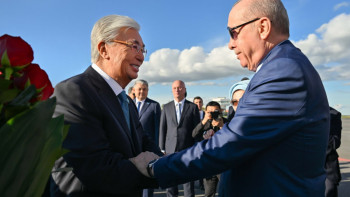 Фотография к новости: Қасым-Жомарт Тоқаев Режеп Тайып Ердоғанды Астана әуежайынан қарсы алды