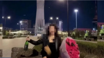 Фотография к новости: Астанада контент үшін "Бәйтерек" маңына шампан төккен блогер қыз жазаланды