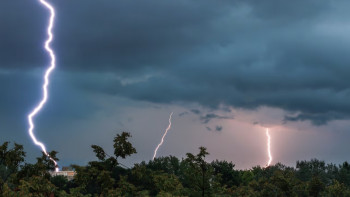 Фотография к новости: Найзағай, аяз және өрт қаупі: 16 өңірде дауылды ескерту жарияланды