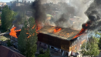 Фотография к новости: Астанада тағы да өрт шықты: Екі қабатты ғимараттың шатыры толықтай жанып жатыр