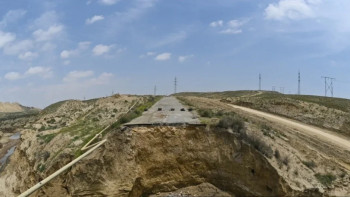 Фотография к новости: Селден кейін ауыл оқшауланып қалды: Бакудегі жолды тасқын су қиратып кеткен