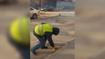 Фотография к новости: Тәтесін қызғанған павлодарлық сот шешімімен көше сыпырып жүр