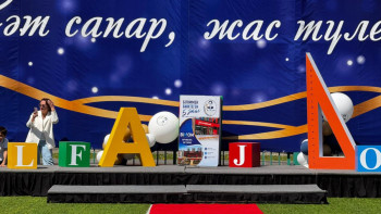 Фотография к новости: Ақ бантик, соңғы вальс, қимастық: Мектептерде соңғы қоңырау соғылды