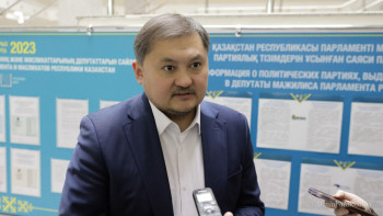 Фотография к новости: Министр Үкіметте журналистерден сүйінші сұрады