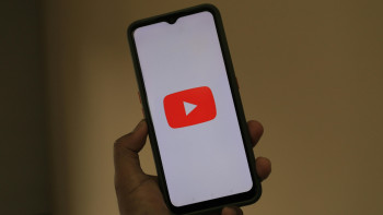Фотография к новости: YouTube ЖИ-видеоларды автоматты түрде әшкерелей бастайды