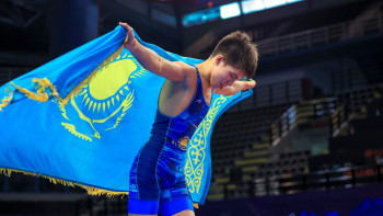 Фотография к новости: Қазақстан жасөспірімдер арасындағы күрес чемпионатында алғашқы алтын медалін жеңіп алды