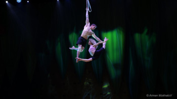 Фотография к новости: Ауада қалықтаған акробаттар: Әлемге әйгілі Cirque du Soleil Астанаға не алып келді?