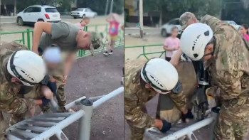 Фотография к новости: Жезқазғанда бүлдіршін ойын алаңындағы темір торға қысылып қалды