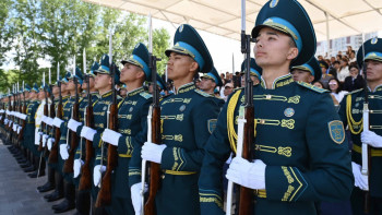 Фотография к новости: Үздік әскери түлектер енді оқу бітіре салып "аға лейтенант" шенін алады