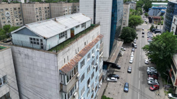 Фотография к новости: Алматыдағы көпқабатты үйдің төбесіне салынған үйдің тағдыры белгілі болды