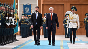 Фотография к новости: Тоқаев Астанада Черногория президентін қарсы алды