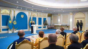 Фотография к новости: Президент қазақ тілінде тұңғыш эфирді жүргізген майталман диктор Зұлқия Жұматованы марапаттады