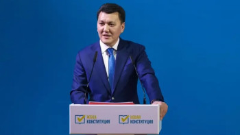 Фотография к новости: Ерлан Қарин: Конституция қоғамды біріктіретін құндылықтар кодына айналды