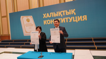 Фотография к новости: Ата Заңға арналған жаңа пошта маркасына алғашқы мөр басылды