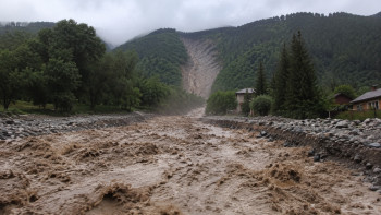 Фотография к новости: Алматының бір ауданында сел қаупіне байланысты тұрғындар эвакуацияланып жатыр