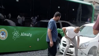 Фотография к новости: Алматыда автобус жол жөндеу орнындағы шұңқырға түсіп кеткен