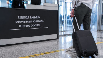 Фотография к новости: Ақша "күйіп" кетуі мүмкін: Шетелге демалуды жоспарласаңыз, шығуға тыйым бар-жоғын тексеріңіз