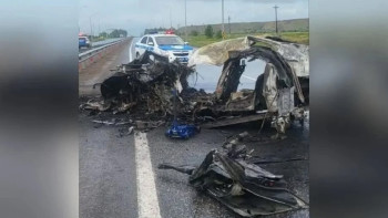 Фотография к новости: Рөлге ие бола алмай қалған: Қостанай облысында BMW бетон бағанға соғылып, өртеніп кетті