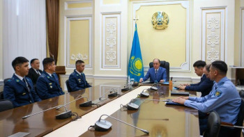 Фотография к новости: БҚО басшысы 4 жасар баланы құтқарған полиция қызметкерлеріне құрмет көрсетті